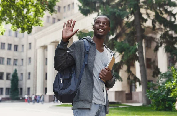 Estudiante afroamericano con libros en campus universitario al aire libre —  Fotos de Stock