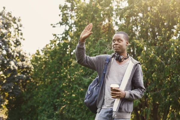 アフリカ系アメリカ人学生のキャンパス外で誰かに挨拶 — ストック写真