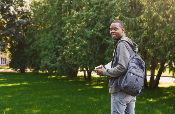 屋外の公園で本のアフリカ系アメリカ人の学生 — ストック写真