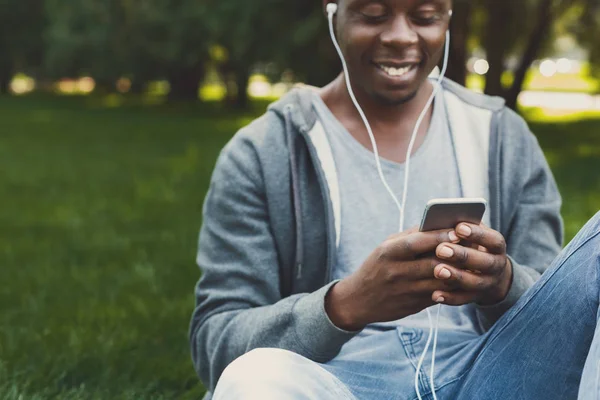 屋外の公園で音楽を聴くことアフリカ系アメリカ人学生を笑顔 — ストック写真