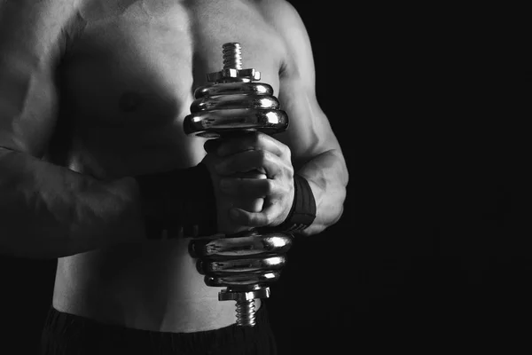 Ισχυρή Αθλητικός άνδρας με αλτήρα showes γυμνή μυώδες σώμα — Φωτογραφία Αρχείου