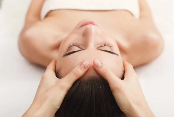 Kobieta coraz profesjonalny masaż twarzy w salonie kosmetycznym — Zdjęcie stockowe