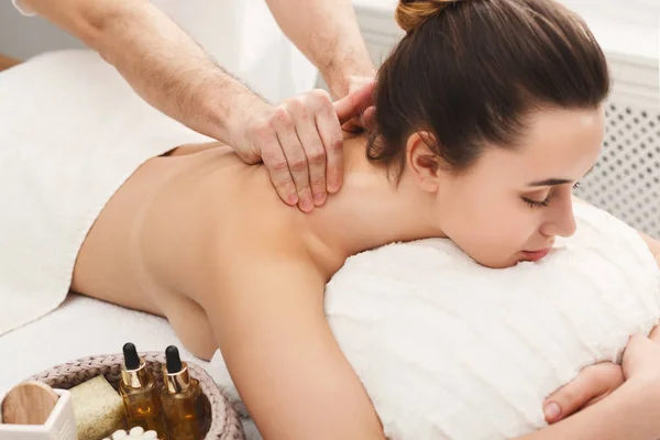 Mulher recebendo massagem clássica nas costas e pescoço — Fotografia de Stock