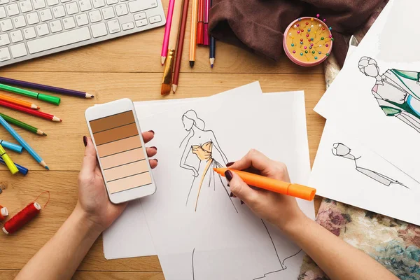 Oversikt over kvinnelige designere som tegner skisser til klær – stockfoto