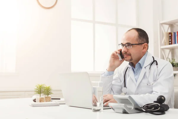 Pohledný doktor mluvil po telefonu se svým pacientem — Stock fotografie