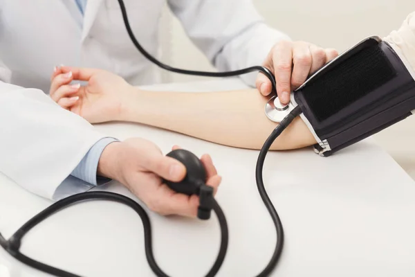 Nahaufnahme der Patientenhand mit Tonometer — Stockfoto