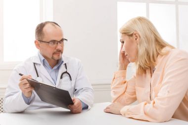 Hastanede doktor danışmanlık kadın