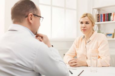 Hastanede doktor danışmanlık kadın