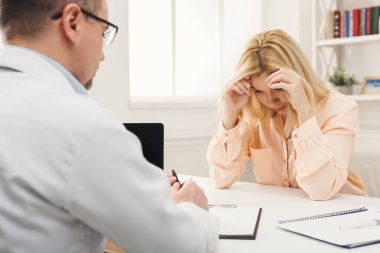 Hastanede doktor danışmanlık kadın