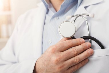 Erkek el stetoskop closeup tutarak