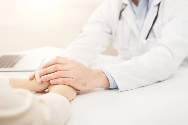 Zbliżenie dłoni pacjenta i lekarza — Zdjęcie stockowe