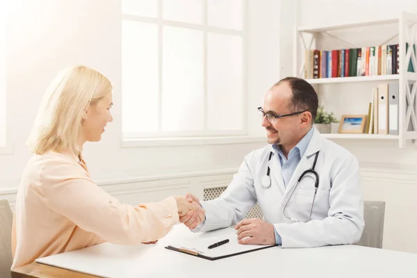 Medico consulente donna in ospedale — Foto Stock