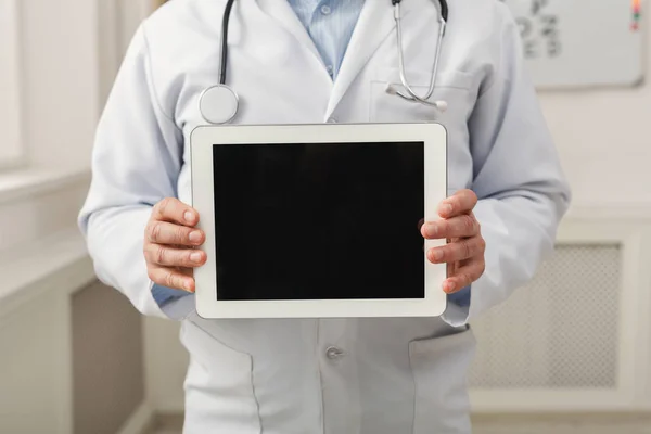 Primo piano del medico che tiene il computer tablet con uno schermo vuoto — Foto Stock