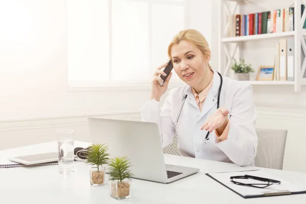 Médecin émotionnel parlant au téléphone avec sa patiente — Photo