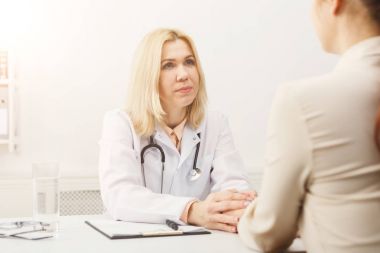Hastanede doktor danışmanlık kadın