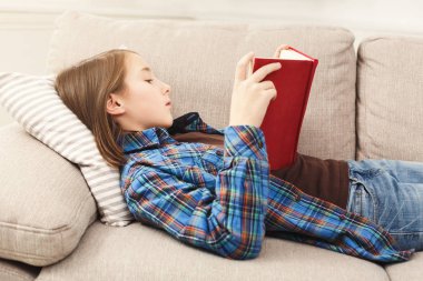 Rahat ev. Kitap ile genç düşünceli kız