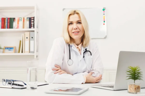 Portrait of female doctor sitting at the desktop — Stock Photo, Image