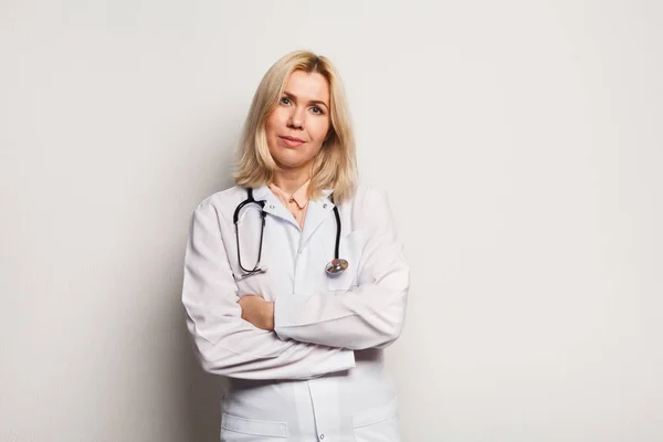 Mujer farmacéutica con brazos cruzados sobre fondo blanco —  Fotos de Stock