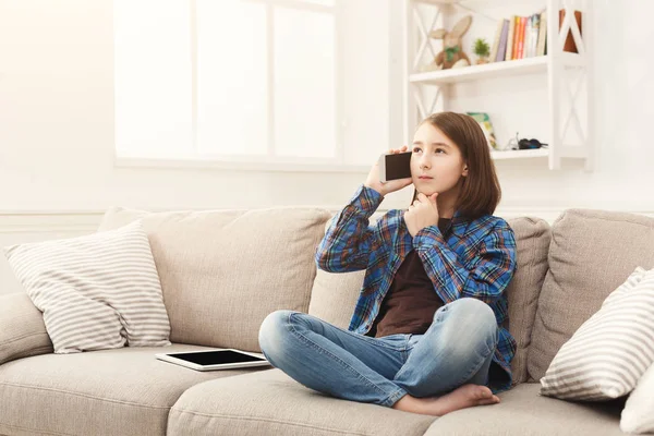 Young girl at home talking on mobile phone — Stock Photo, Image