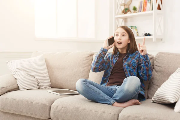 Young girl at home talking on mobile phone — Stock Photo, Image