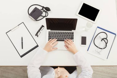 Doktor Ofis Masası, üstten görünüm oturan