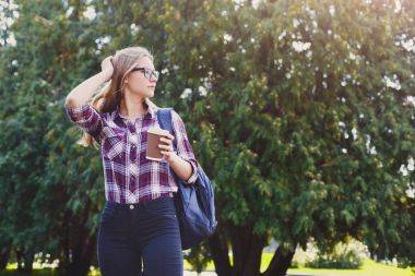 Öğrenci kız açık havada kahve fincanı ile ayakta