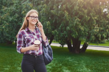 Öğrenci kız mobil kahve fincanı ile konuşmak
