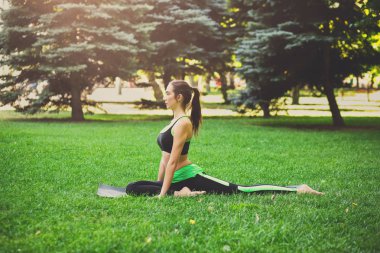 Kadın parkta açık havada germe