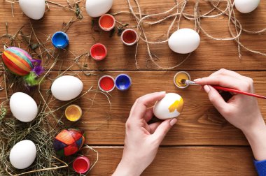 Resim renkli Paskalya yumurtaları, ahşap üzerine Üstten Görünüm