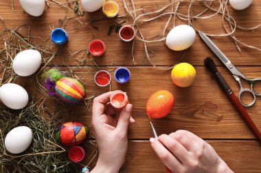 Resim renkli Paskalya yumurtaları, ahşap üzerine Üstten Görünüm