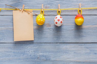 Renkli Paskalya kartı ve ahşap arka plan üzerinde çelenk