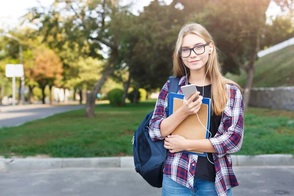 学生女孩与书在公园室外 — 图库照片