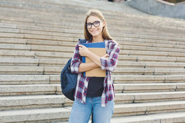 Öğrenci kız kitapları Üniversitesi arka plan ile — Stok fotoğraf