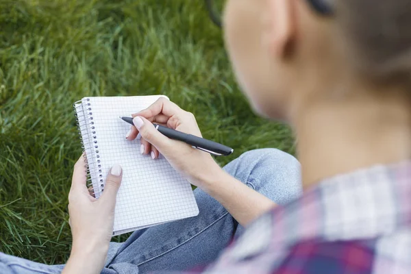 Vrouwelijke handen met laptop, over schouder geschoten — Stockfoto