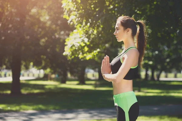 Joven atractiva mujer practicando yoga — Foto de Stock