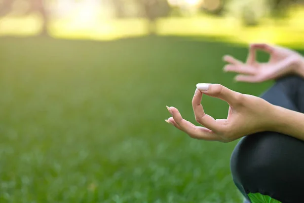 Primer plano de la mano de mujer yoga en pose de loto — Foto de Stock