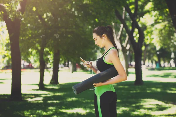 Mujer agotada después de la formación de yoga — Foto de Stock