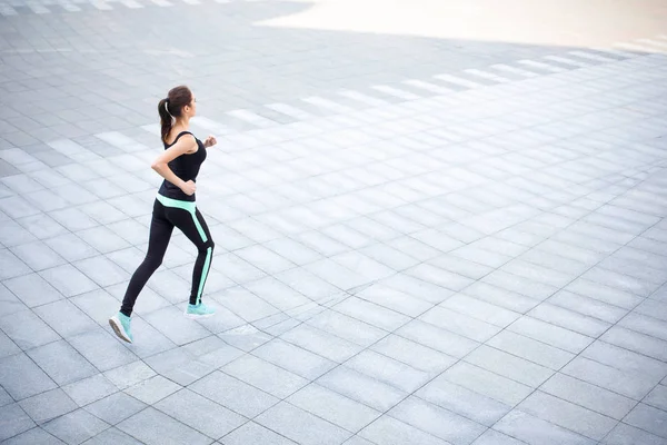 Mujer joven corriendo en el espacio de copia de la ciudad — Foto de Stock