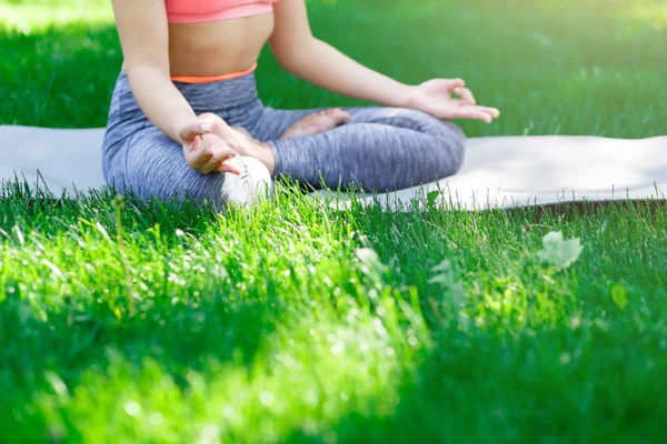 Mujer entrenando yoga en pose de loto, primer plano — Foto de Stock