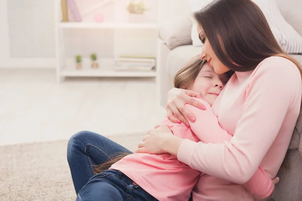 Mère et sa fille enfant câlins — Photo