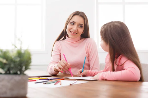 Mother drawing with her daughter — Stock Photo, Image