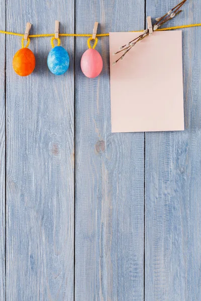 Carte de Pâques colorée et guirlande sur fond bois — Photo