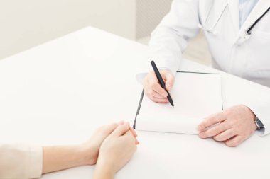 Hasta ve doktor notlar alarak closeup