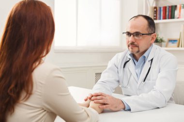 Hastanede doktor destekleyici kadın