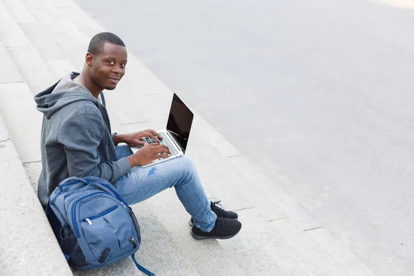Αφρικανικός-Αμερικανός φοιτητής χρησιμοποιώντας ψηφιακή δισκίο σε εξωτερικούς χώρους — Φωτογραφία Αρχείου