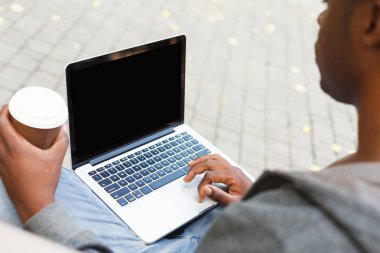 Açık havada omuz üzerinden laptop ve kahve closeup ile erkek el vurdu