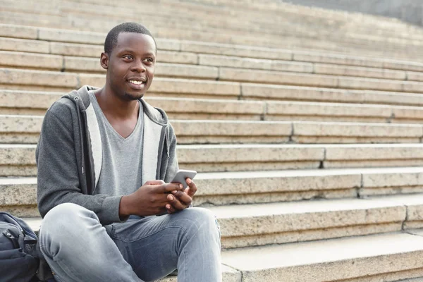 야외에서 스마트폰을 사용 하 여 행복 한 아프리카계 미국인 학생 — 스톡 사진