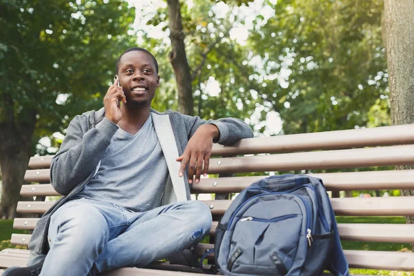 S úsměvem afroamerické student mluvil po telefonu venku — Stock fotografie