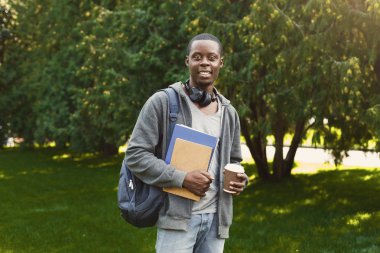 Afrikalı-Amerikalı studen Park açık havada kitaplarla