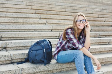 Evet ve açık havada gülümseyen genç kadın